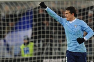 Brutto Milan, la Lazio lo castiga nel finale