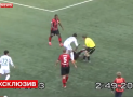 Follia in Russia, guardalinee prende a calci un giocatore (VIDEO)