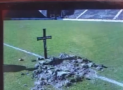 Serbia, tifosi minacciano la squadra con una tomba sul campo (FOTO)