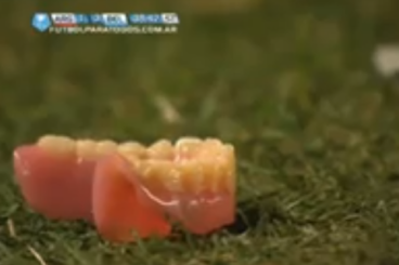 Tifoso argentino deluso lancia una dentiera in campo (VIDEO)