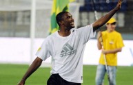 Samuel Eto’o waves to his supporters dur