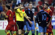 England’s Wayne Rooney (R) is given a re