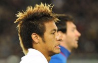 Strikers, Neymar (L) of Santos and Lione