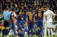 Pepe pesta la mano a Lionel Messi