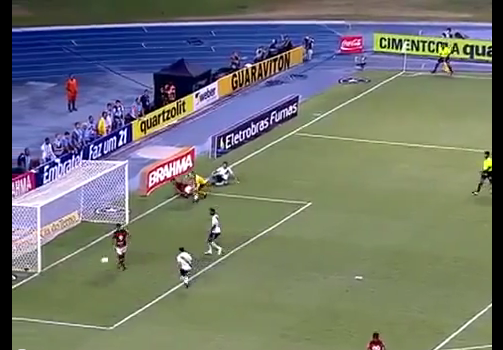 Gol sbagliato di Deivid de Souza, attaccante del Flamengo