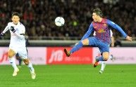 Barcelona forward David Villa (R) tries