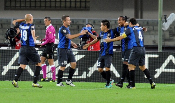 I giocatori dell'Inter esultano per il raddoppio di Cassano