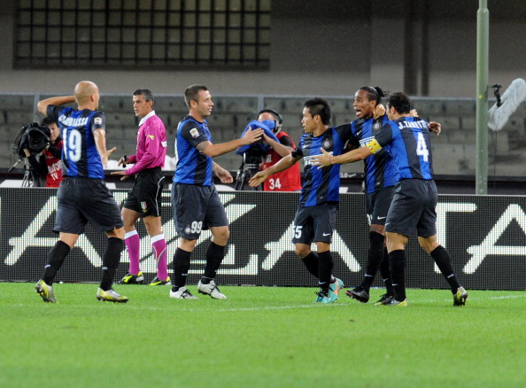 I giocatori dell'Inter esultano per il raddoppio di Cassano