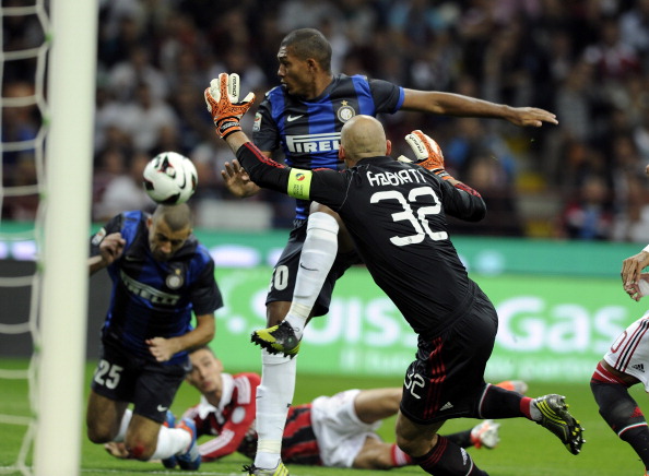 Walter Samuel segna di testa il gol che consegna il Derby all'Inter
