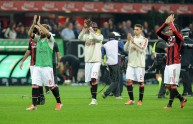 I giocatori del Milan salutano i tifosi dopo il derby
