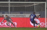 Denis realizza il rigore del 3-1 contro l’Inter