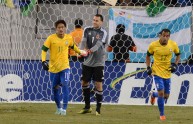 Il portiere della Colombia Ospina consola Neymar dopo il rigore sbagliato