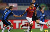 Osvaldo sfugge alla marcatura di Lucchini (C.I. 12/13 Roma-Atalanta 3-0)