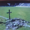 Serbia, tifosi minacciano la squadra con una tomba sul campo (FOTO)